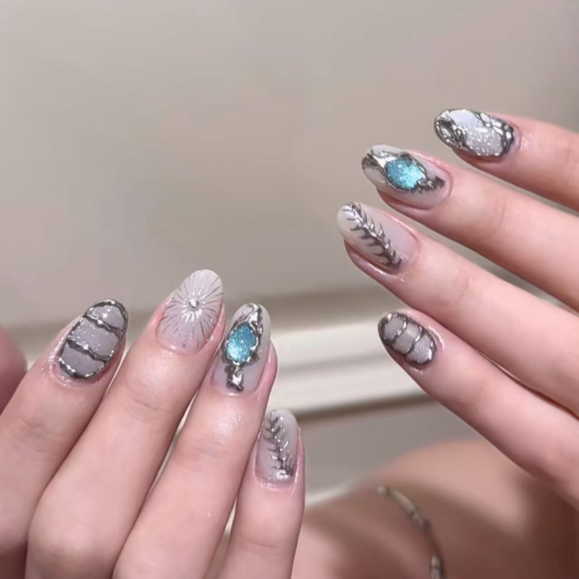 Nail Art Full Cat Eye - 10 ชิ้น เล็บปลอมแบบกดติดทำมือ ลายตาแมวเงาสีเงิน ดีไซน์หวานเท่ เล็บปลอมแบบสวมใส่ได้